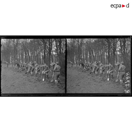 Puteaux (Seine). Mise en culture par les Eclaireurs de France de l'île de Puteaux. [légende d'origine]