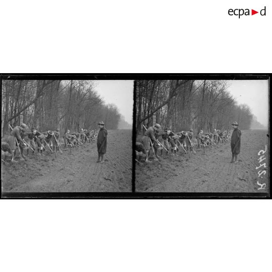 Puteaux (Seine). Mise en culture par les Eclaireurs de France de l'île de Puteaux. [légende d'origine]