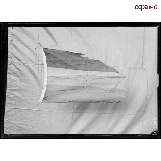 Paris. Musée de l'Armée. Pavillon allemand du poste Bertoua (Cameroun central) enlevé d'assaut le 21 juillet 1915 par la colonne du colonel Mouisson. [légende d'origine]