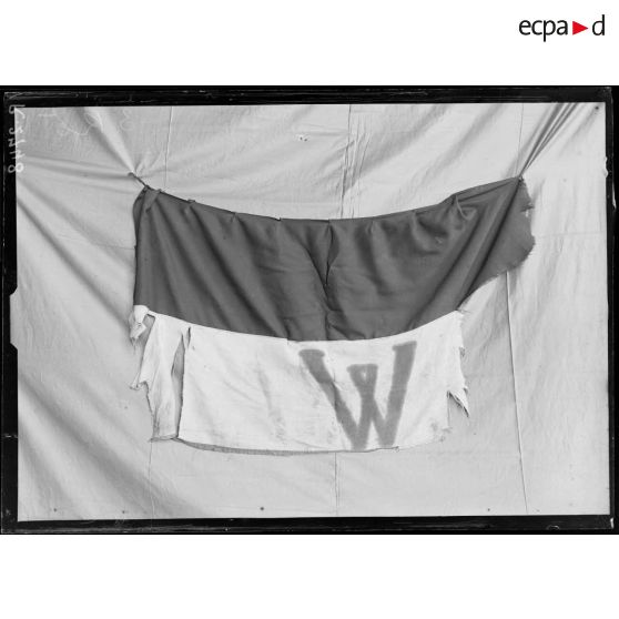 Paris. Musée de l'Armée. Débris d'un pavillon allemand planté devant les tranchées ennemies pris à Apremont (Meuse) par des cavaliers du 13e Chasseurs. [légende d'origine]