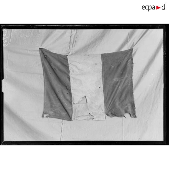 Paris. Musée de l'Armée. Fanion allemand planté devant les tranchées ennemies en Artois pris par les patrouilles de la 162e brigade du colonel Boucher. [légende d'origine]