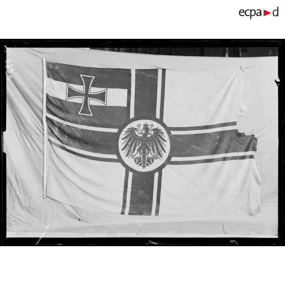 Paris. Musée de l'Armée. Pavillon de guerre du dirigeable allemand abattu dans les marais du Vardar, près de Salonique le 5 mai 1916. [légende d'origine]