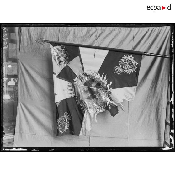 Paris. Musée de l'Armée. Drapeau pris à l'ennemi du régiment de Landwehr 94, 2e bataillon. [légende d'origine]