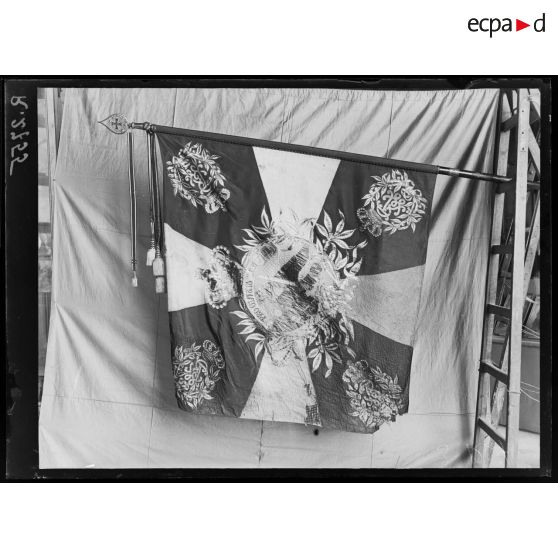 Paris. Musée de l'Armée. Drapeau du régiment de Landwehr 68, 1er bataillon. [légende d'origine]