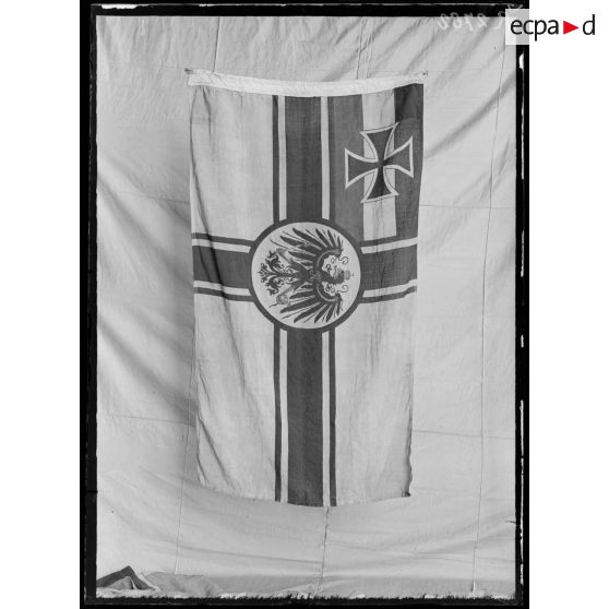 Paris. Musée de l'Armée. Pavillon du sous marin U.B.26 capturé au Havre le 5 avril 1916. [légende d'origine]