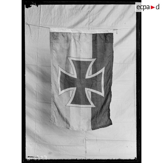 Paris. Musée de l'Armée. Pavillon du sous marin U.B.26 capturé au Havre le 5 avril 1916. [légende d'origine]