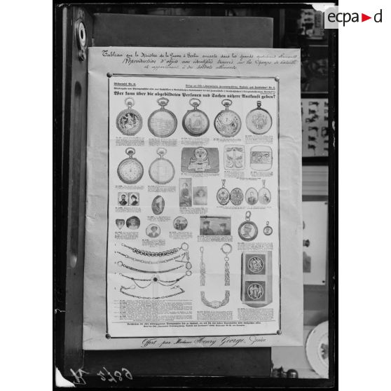 Paris. Musée Leblanc. Objets non identifiés trouvés sur les champs de bataille et appartenant à des soldats allemands. [légende d'origine]