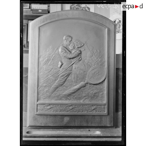 Paris. Musée Leblanc. Plaquette. L'Alsace reconquise, par Descomps. [légende d'origine]