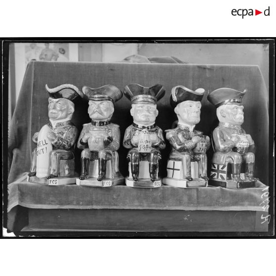 Paris. Musée Leblanc. Statuettes anglaises. [légende d'origine]