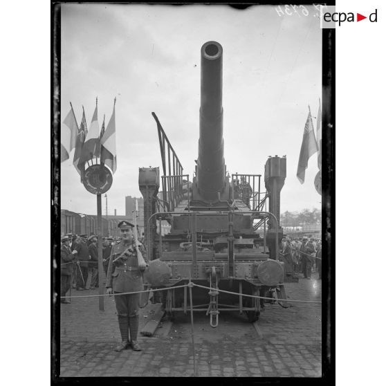 Paris. Gare du Champ de Mars. La pièce allemande de 280. [légende d'origine]