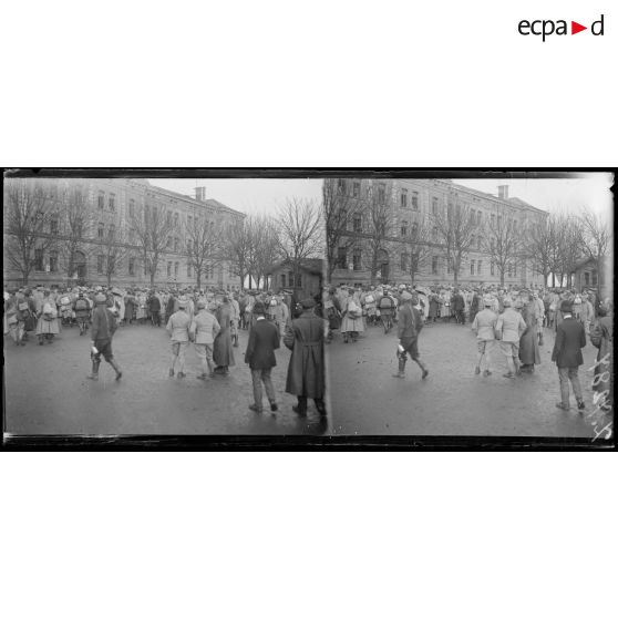 Strasbourg. La cour de la caserne Sainte Marguerite. Prisonniers civils et militaires rapatriés, soldats alsaciens libérés. [légende d'origine]