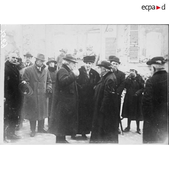 Reims. Marne. Le cardinal Luçon et M. Lloyd George devant la cathédrale de Reims. [légende d'origine]