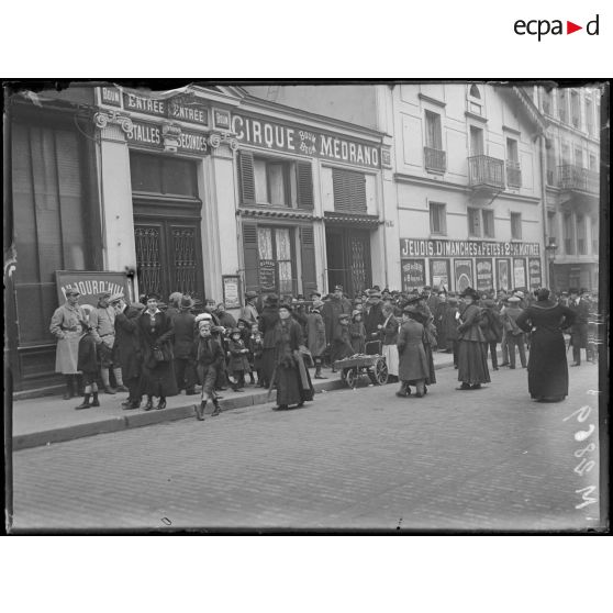 Paris, la foule attendant l'ouverture du cirque Médrano. [légende d'origine]