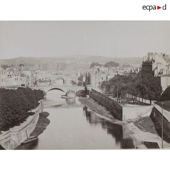Quai St Pierre - Pont de la Boucherie St Georges, au dessous le Pont des Grilles qui se trouve placé entre la Porte Chambière et l'Arsenal de Metz, dans le lointain le Fort St Julien. [légende d'origine]