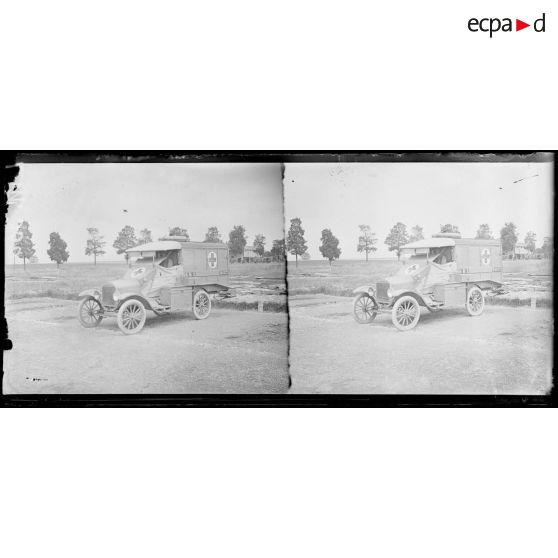 Marne, mission automobile du lieutenant Heuzé. Voiture d'ambulance. [légende d'origine]