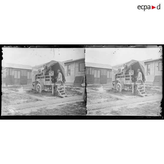 Marne, mission automobile du lieutenant Heuzé. Groupe électrogène pour la radiographie. [légende d'origine]