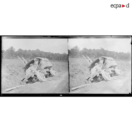 Marne, mission automobile du lieutenant Heuzé. Camion reversé au bord de la route. [légende d'origine]