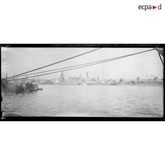 Le Havre, mission automobile du lieutenant Heuzé. Un bassin. [légende d'origine]