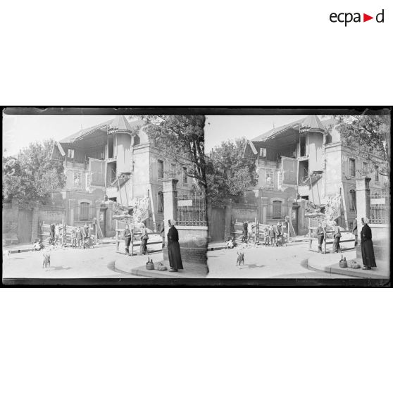 Le Havre, maison atteinte par une bombe d'avion. [légende d'origine]