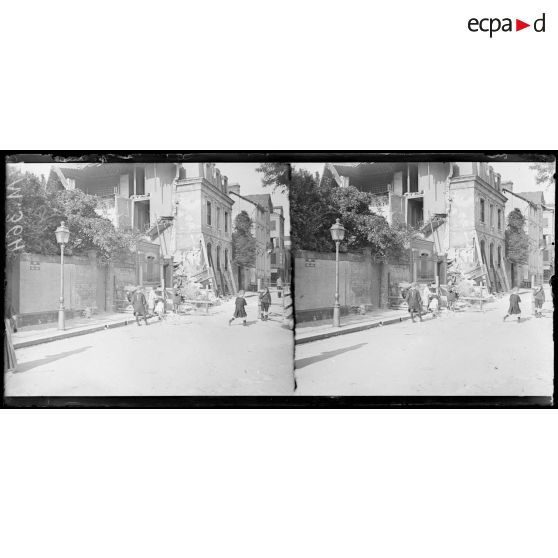Le Havre, maison atteinte par une bombe d'avion. [légende d'origine]
