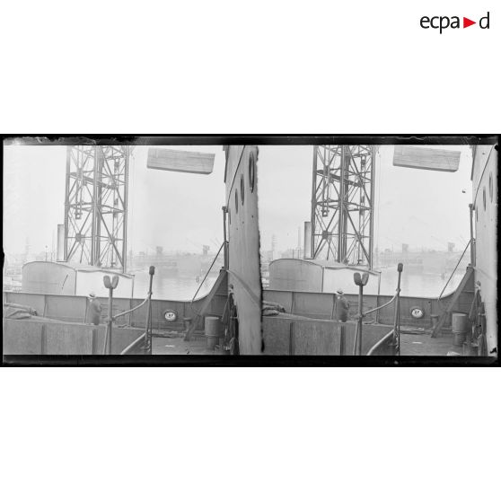 Le Havre, mission automobile du lieutenant Heuzé. Débarquement de caisses d'autos. [légende d'origine]