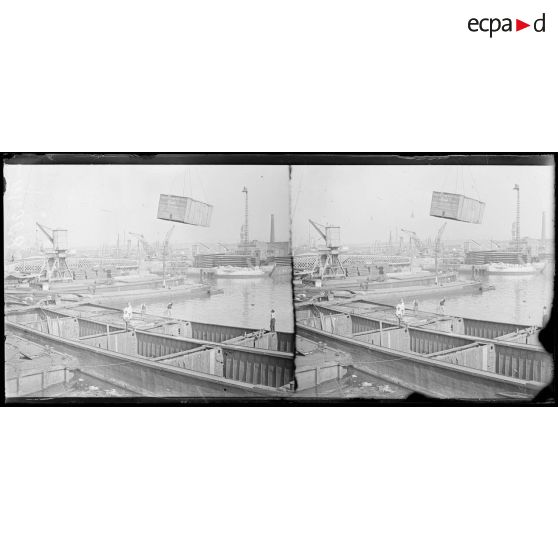 Le Havre, mission automobile du lieutenant Heuzé. Débarquement de caisses d'autos. [légende d'origine]