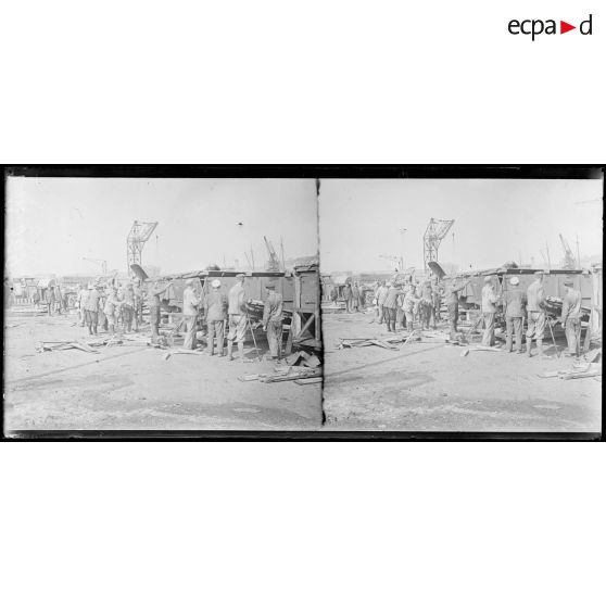 Le Havre, mission automobile du lieutenant Heuzé. Prisonniers allemands déballant. [légende d'origine]