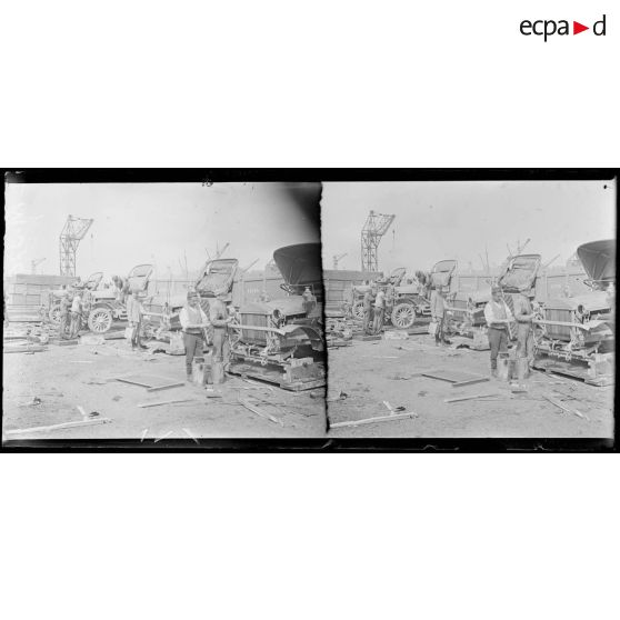 Le Havre, mission automobile du lieutenant Heuzé. Mécaniciens remontant les voitures. [légende d'origine]