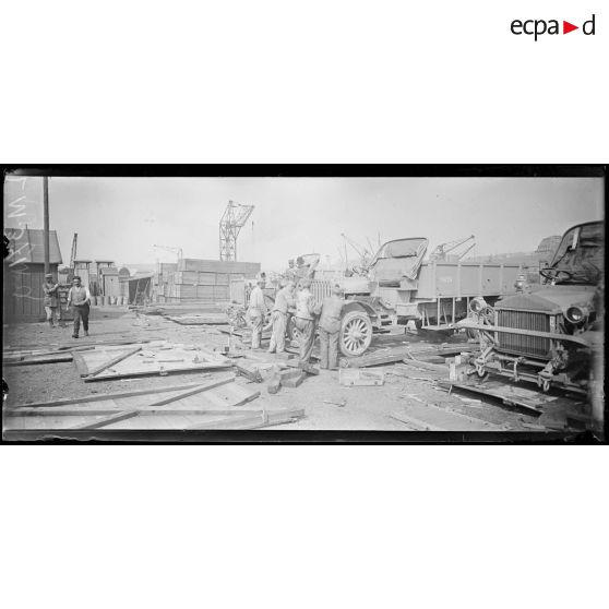 Le Havre, mission automobile du lieutenant Heuzé. Mécaniciens remontant les voitures. [légende d'origine]