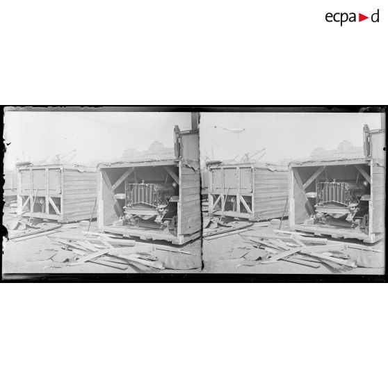 Le Havre, mission automobile du lieutenant Heuzé. Un camion dans les caisses. [légende d'origine]