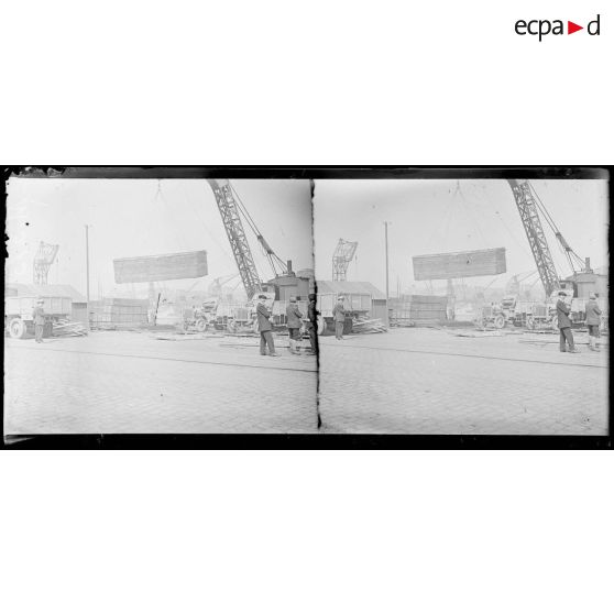 Le Havre, mission automobile du lieutenant Heuzé. Déchargement. [légende d'origine]