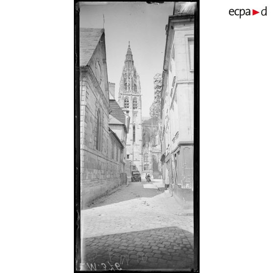 Candebec-en-Caux, Seine-Maritime, l'église et son clocher. [légende d'origine]