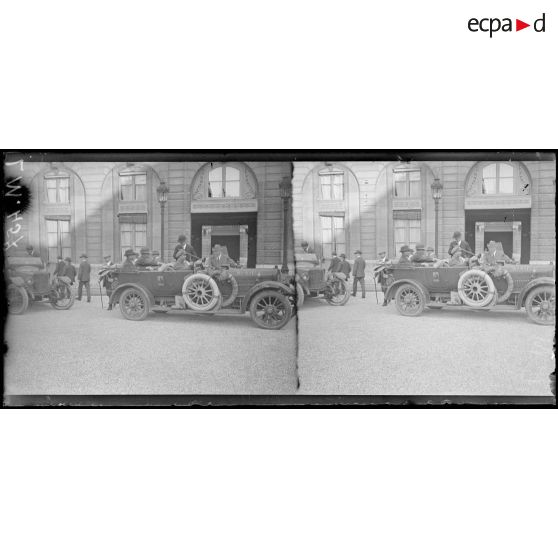 Paris, les journalistes anglais à l'Elysées. L'arrivée des journalistes. [légende d'origine]