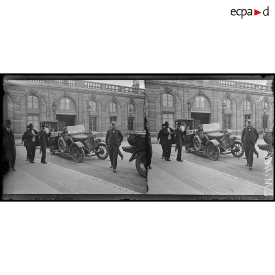 Paris, les journalistes anglais à l'Elysées. Les journalistes quittent le palais après la récéption. [légende d'origine]