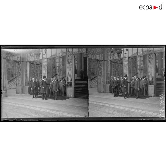 Paris, les journalistes anglais à l'Elysées. Le groupe de journaliste devant le perron. [légende d'origine]