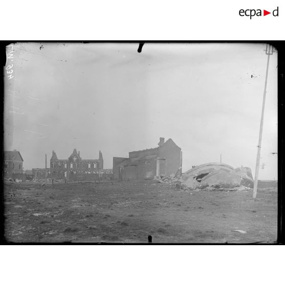 Azincourt, Nord, fosse Saint-Roch, le château d'eau et l'école. [légende d'origine]