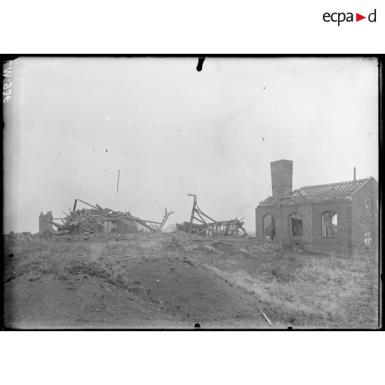 Azincourt, Nord, fosse Saint-Roch, le ventilateur, la salle des machines, le chevalement. [légende d'origine]