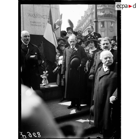 Paris, manifestation franco-américaine, à la statue de Washington. [légende d'origine]