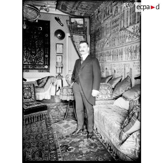 Paris. Son Excellence Samad Khan Montozoo Saltaneh, ministre de Perse (24.4.17). [légende d'origine]