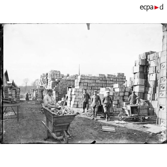 Toulouse. Prisonniers allemands travaillant à la manipulation des caisses vides. [légende d'origine]