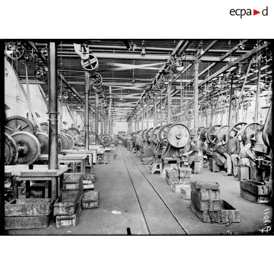 Toulouse. L'Arsenal. Fabrication de la douille de la cartouche du fusil. Atelier de découpage, emboutissage. [légende d'origine]