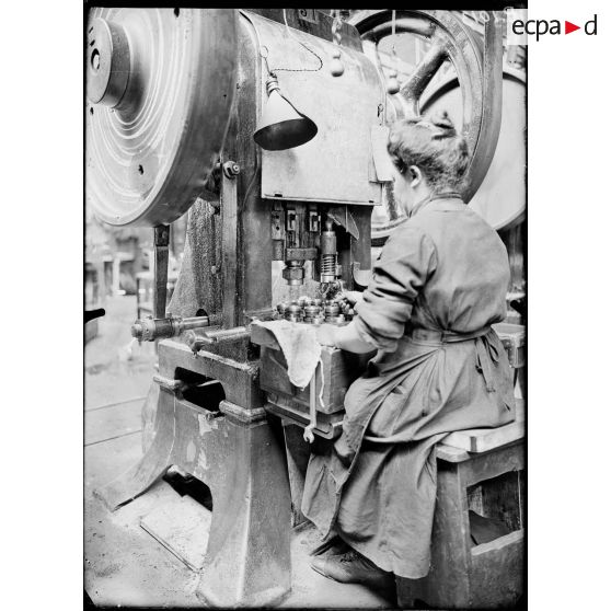 Toulouse. L'Arsenal. L'emboutissage. [légende d'origine]