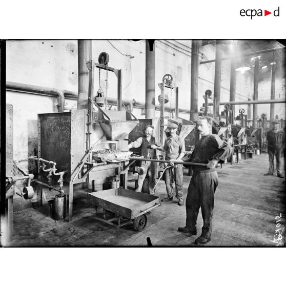 Toulouse. L'Arsenal. La recuite (entre chaque opération, la douille est recuite et décapée). [légende d'origine]