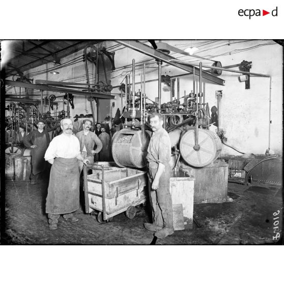 Toulouse. L'Arsenal. Fabrication de la douille de la cartouche du fusil. Le décapage. [légende d'origine]