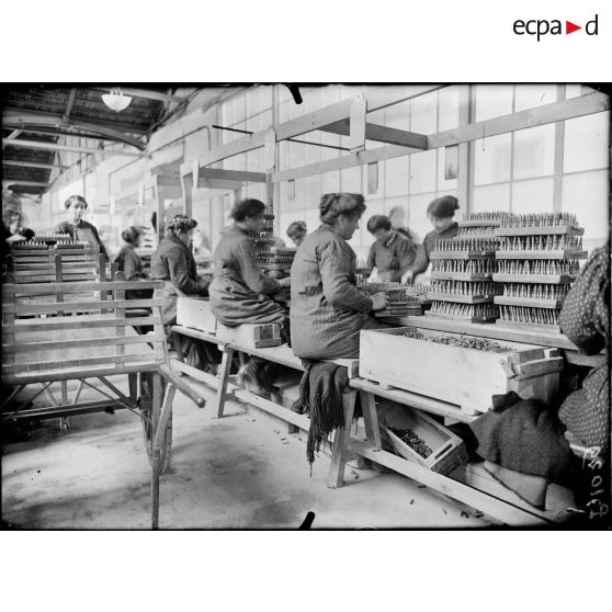 Toulouse. L'Arsenal. Fabrication de la balle. La vérification. [légende d'origine]