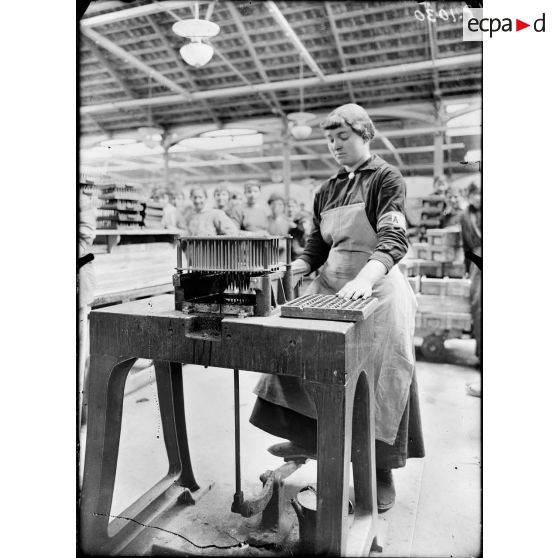 Toulouse. L'Arsenal. Fabrication de la balle. Le vernissage des joints de la capsule et de la balle. [légende d'origine]
