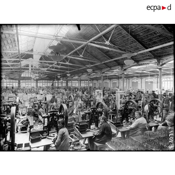 Toulouse. L'Arsenal. Atelier de finissage de la cartouche. [légende d'origine]