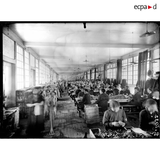 Toulouse. L'Arsenal. Atelier de finissage de la cartouche. L'empaquetage. [légende d'origine]