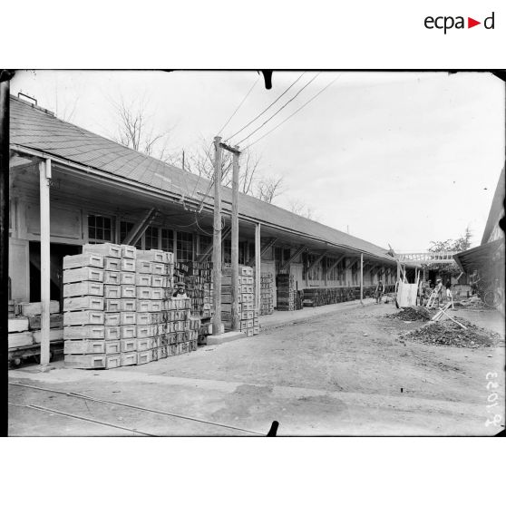 Toulouse. L'Arsenal. Manipulation des caisses. [légende d'origine]