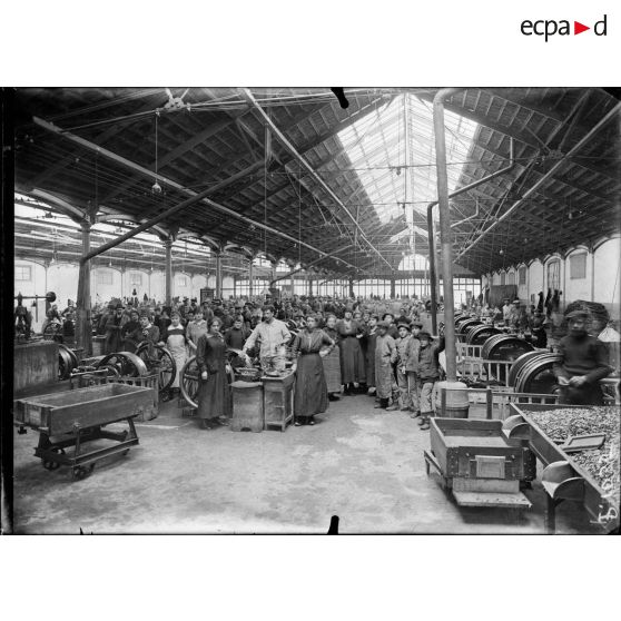 Toulouse. L'Arsenal. Atelier de fabrication des balles. [légende d'origine]